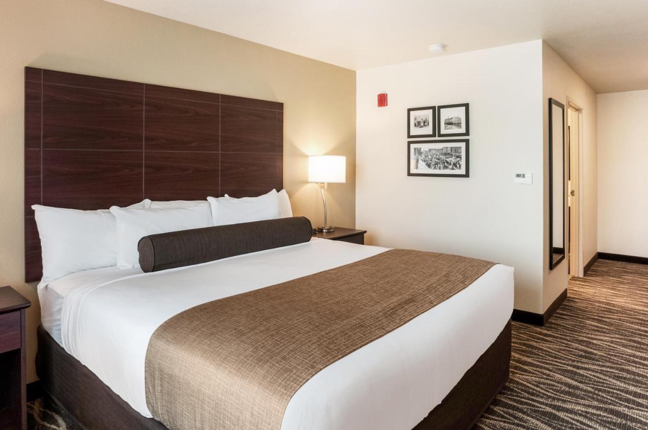 Cobblestone Hotel & Suites Appleton International Airport Neenah Bagian luar foto