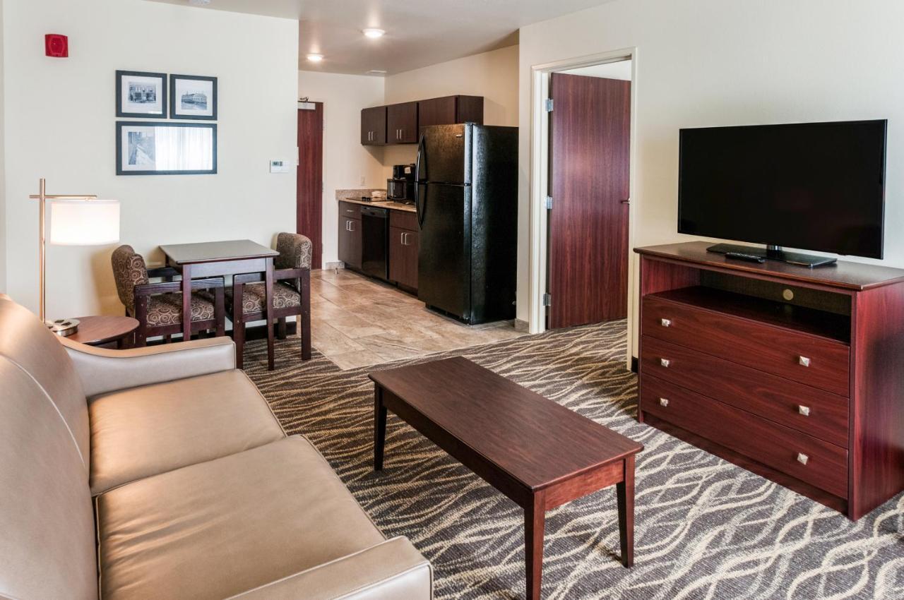 Cobblestone Hotel & Suites Appleton International Airport Neenah Bagian luar foto