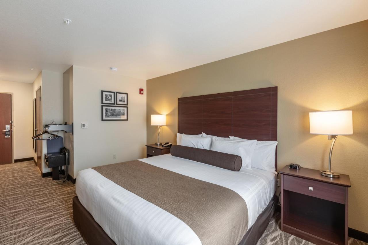 Cobblestone Hotel & Suites Appleton International Airport Neenah Bagian luar foto