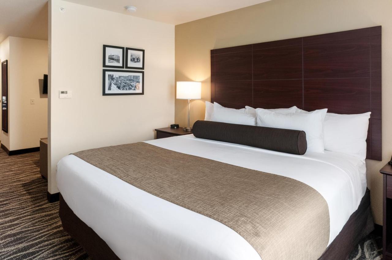 Cobblestone Hotel & Suites Appleton International Airport Neenah Bagian luar foto