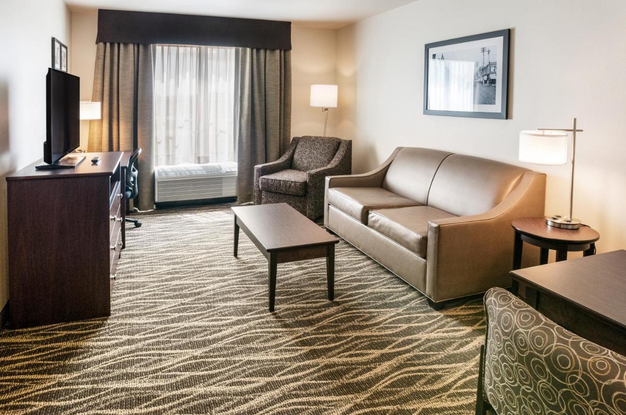 Cobblestone Hotel & Suites Appleton International Airport Neenah Bagian luar foto