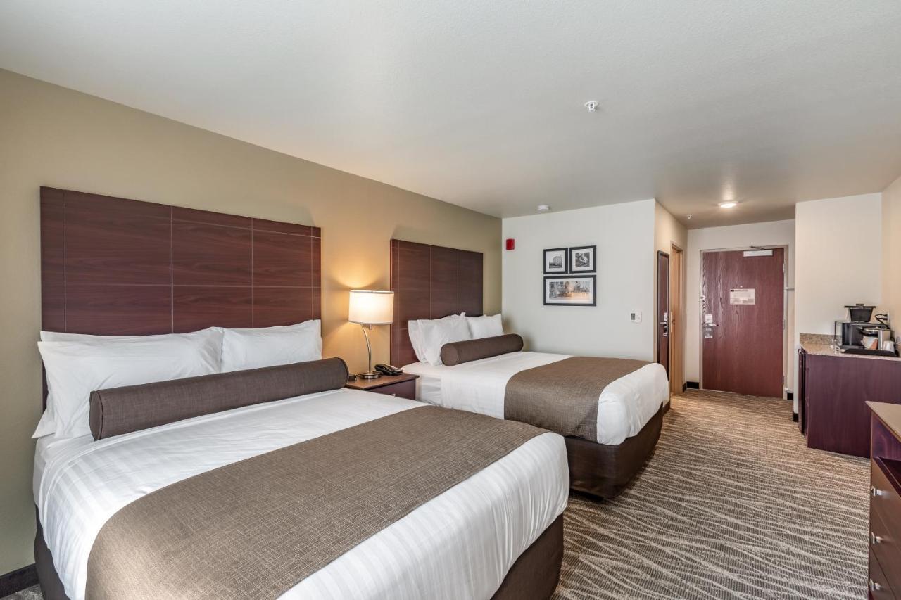 Cobblestone Hotel & Suites Appleton International Airport Neenah Bagian luar foto