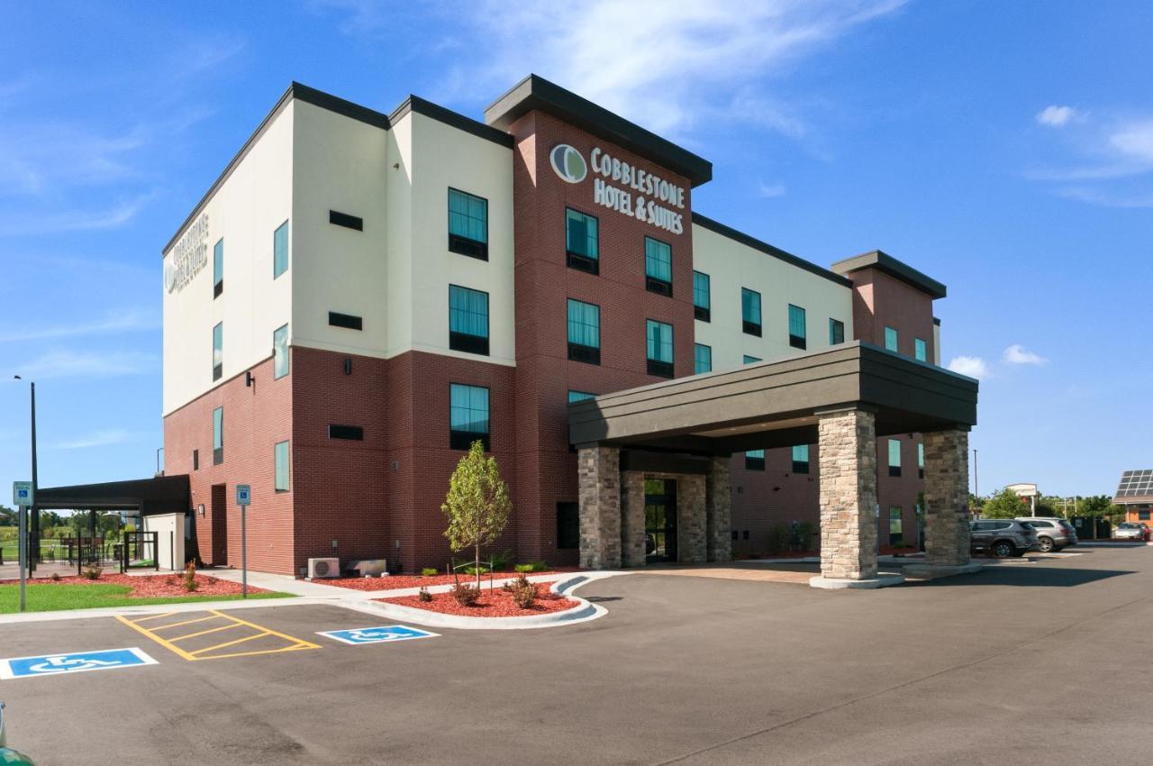 Cobblestone Hotel & Suites Appleton International Airport Neenah Bagian luar foto