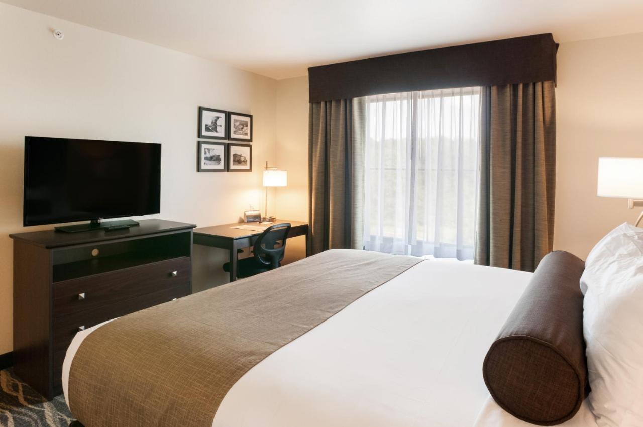 Cobblestone Hotel & Suites Appleton International Airport Neenah Bagian luar foto