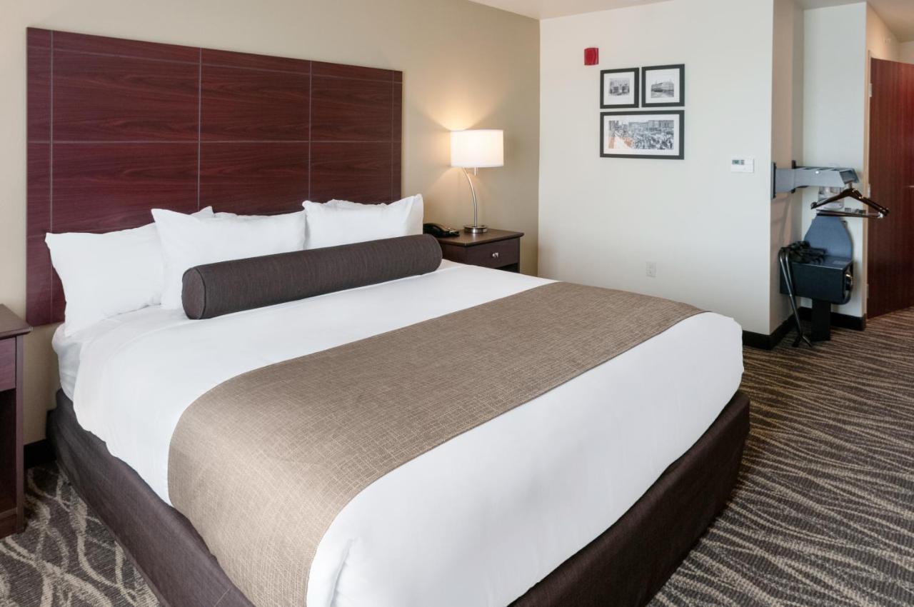 Cobblestone Hotel & Suites Appleton International Airport Neenah Bagian luar foto